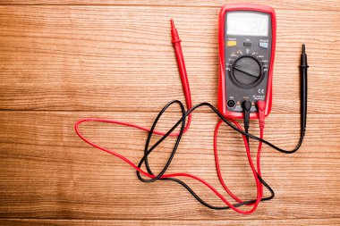 Elektronik dijital multimetre, sondalarla beyaza izole edilmiş. Kırmızı ve siyah uçlu dijital çoklu metre. Elektronik çoklu metre beyaz arkaplanda izole edildi