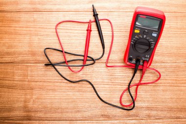 Elektronik dijital multimetre, sondalarla beyaza izole edilmiş. Kırmızı ve siyah uçlu dijital çoklu metre. Elektronik çoklu metre beyaz arkaplanda izole edildi