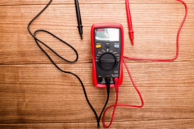 Elektronik dijital multimetre, sondalarla beyaza izole edilmiş. Kırmızı ve siyah uçlu dijital çoklu metre. Elektronik çoklu metre beyaz arkaplanda izole edildi