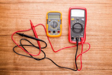 Elektronik dijital multimetre, sondalarla beyaza izole edilmiş. Kırmızı ve siyah uçlu dijital çoklu metre. Elektronik çoklu metre beyaz arkaplanda izole edildi