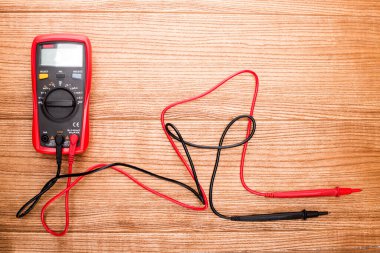 Elektronik dijital multimetre, sondalarla beyaza izole edilmiş. Kırmızı ve siyah uçlu dijital çoklu metre. Elektronik çoklu metre beyaz arkaplanda izole edildi