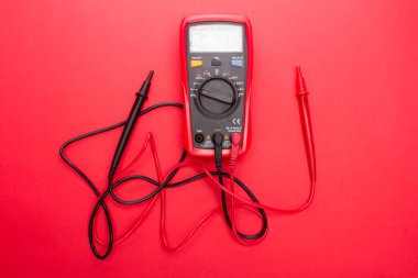 Elektronik dijital multimetre, sondalarla beyaza izole edilmiş. Kırmızı ve siyah uçlu dijital çoklu metre. Elektronik çoklu metre beyaz arkaplanda izole edildi