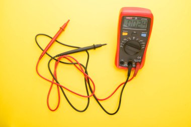 Elektronik dijital multimetre, sondalarla beyaza izole edilmiş. Kırmızı ve siyah uçlu dijital çoklu metre. Elektronik çoklu metre beyaz arkaplanda izole edildi