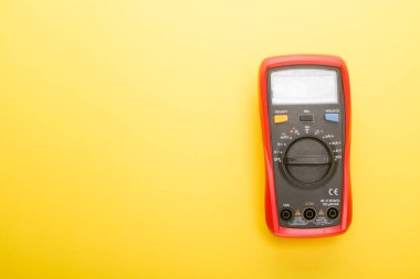 Elektronik dijital multimetre, sondalarla beyaza izole edilmiş. Kırmızı ve siyah uçlu dijital çoklu metre. Elektronik çoklu metre beyaz arkaplanda izole edildi