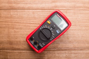 Elektronik dijital multimetre, sondalarla beyaza izole edilmiş. Kırmızı ve siyah uçlu dijital çoklu metre. Elektronik çoklu metre beyaz arkaplanda izole edildi