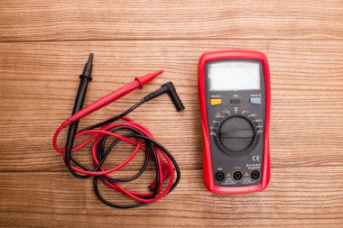 Elektronik dijital multimetre, sondalarla beyaza izole edilmiş. Kırmızı ve siyah uçlu dijital çoklu metre. Elektronik çoklu metre beyaz arkaplanda izole edildi