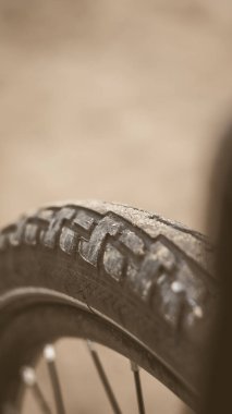 Bisiklet tekeri yakın plan. Dar lastik 26 inç. Turizm merkezi kavramı.