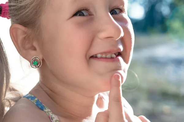 Kleines Mädchen Zeigt Mit Dem Finger Auf Wackeligen Babyzahn — Stockfoto