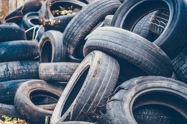 Monte Pneus Velhos Carros Usados Poluição Ambiental Pneus Basculantes — Fotografia de Stock