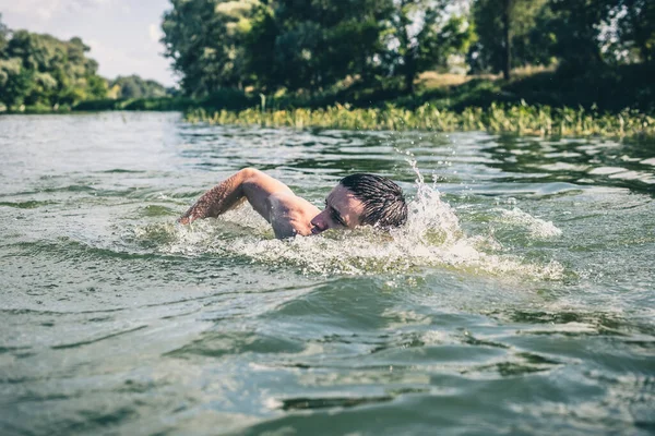 Νεαρός Που Κολυμπούσε Στο Ποτάμι — Φωτογραφία Αρχείου