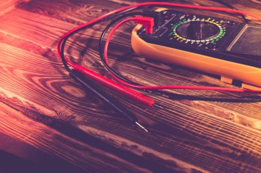 Tahta bir arka planda çoklu metre ve iki test ipucu. Sert ışıklandırmalı bir stüdyo fotoğrafı..