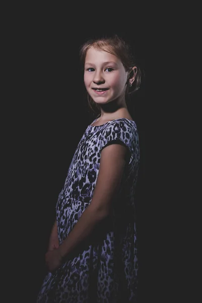 Portret Van Een Schattig Klein Meisje Een Zwarte Achtergrond Sleutel — Stockfoto