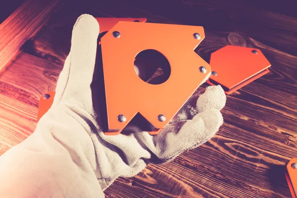 Mão Homem Tem Ângulo Magnético Para Soldar Construções Metálicas Com — Fotografia de Stock