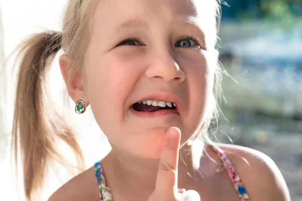Dziewczynka Wskazuje Palcem Chwiejny Ząb Dziecka — Zdjęcie stockowe