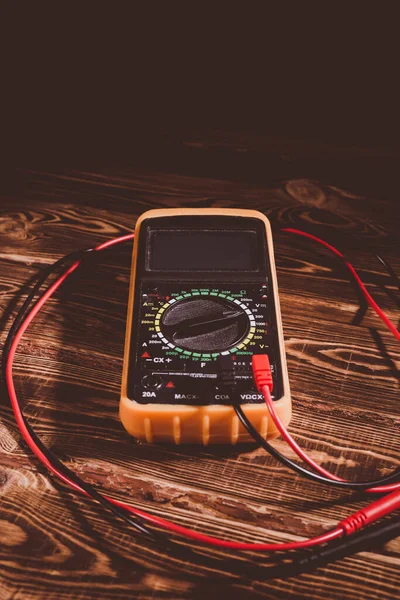 Multimeter Und Zwei Testleitungen Auf Einem Hölzernen Hintergrund Ein Studiofoto — Stockfoto