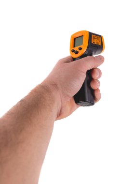 Bir adam sarı-siyah bir pirometre tutuyor. Temassız sıcaklık ölçümü için bir cihaz. Deneğin beyaz arkaplanda izole edilmiş stüdyo fotoğrafı.