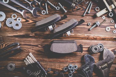 Ahşap arka planda yeni araba fren pedleri. Vignetting ile Stüdyo fotoğrafı.