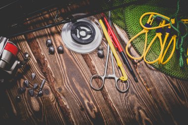 Ahşap bir arka planda balık avı. Vignetting ile Stüdyo fotoğrafı.