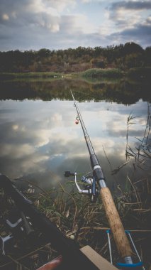 Önünde bir olta olan sonbahar manzarası. Vignet ile biçimlendirilmiş fotoğraf.