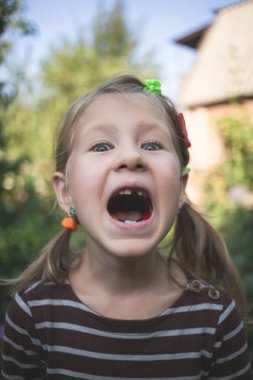 Diş hekimi olan ve tek dişi olmayan bir çocuk..