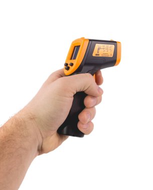 Bir adam sarı-siyah bir pirometre tutuyor. Temassız sıcaklık ölçümü için bir cihaz. Deneğin beyaz arkaplanda izole edilmiş stüdyo fotoğrafı.