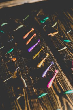 Tahta arka planda silikon balığı yemi. Tonlu fotoğraf stüdyosu.