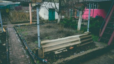 Kışın üzüm bağları için ev bahçesinde barınak.