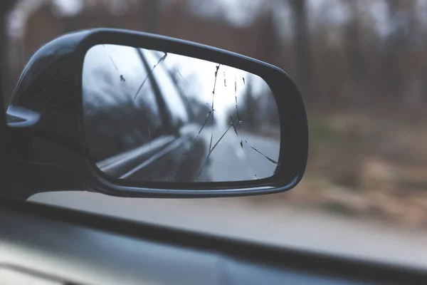 車の壊れた側面鏡の眺め — ストック写真