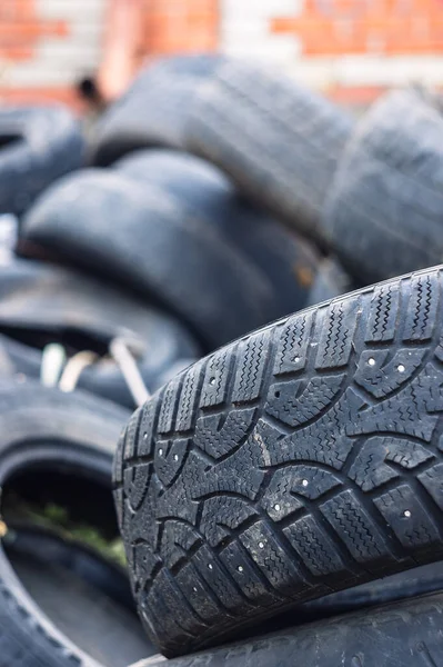 Monte Pneus Velhos Carros Usados Poluição Ambiental Pneus Basculantes — Fotografia de Stock