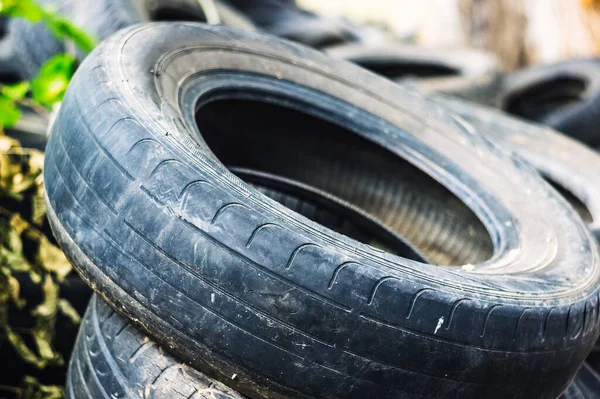 Monte Pneus Velhos Carros Usados Poluição Ambiental Pneus Basculantes — Fotografia de Stock