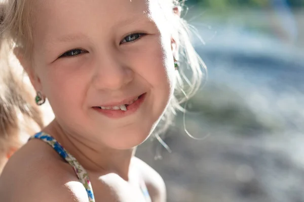 Retrato Uma Menina Com Dente Leite Oscilante — Fotografia de Stock