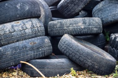 Kullanılmış arabaların eski lastikleri. Çevre kirliliği. Lastikleri boşalt