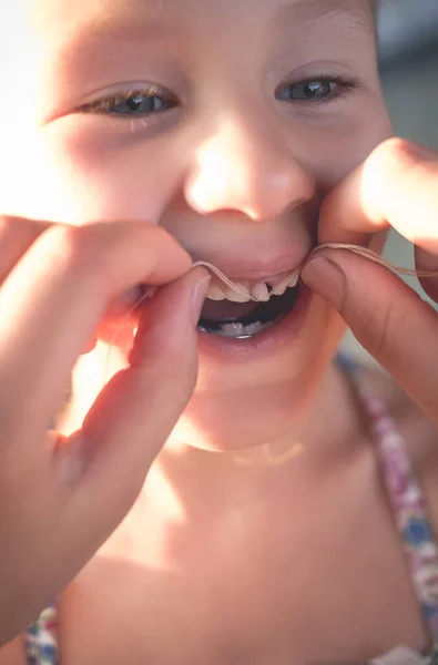 Het Verwijderen Van Een Baby Tand Met Behulp Van Een — Stockfoto