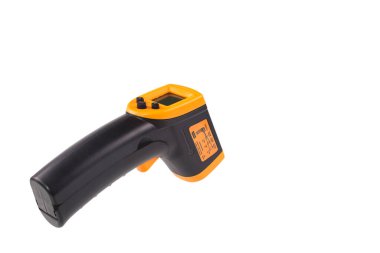 Sarı-siyah pirometre beyaz arka planda izole edilmiş. Temassız sıcaklık ölçümü için bir cihaz. Stüdyo fotoğrafı.