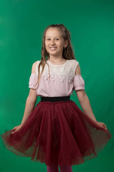 Kis Aranyos Iskoláslány Pózol Zöld Háttérrel Stúdió Fénykép Egy Iskolai — Stock Fotó