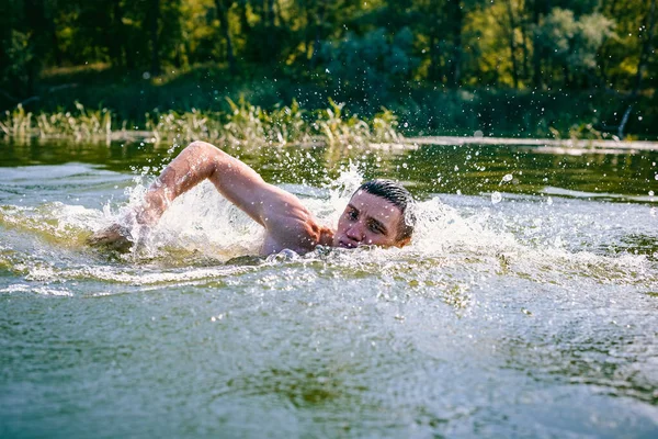 Giovane Che Nuota Nel Fiume — Foto Stock