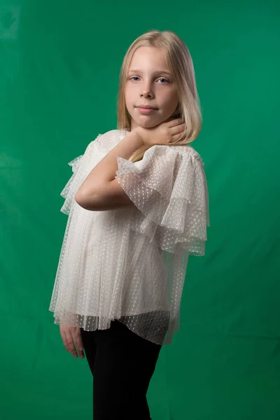 Klein Schattig Schoolmeisje Poseren Een Groene Achtergrond Studio Foto Van — Stockfoto