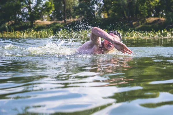 Młody Człowiek Pływający Rzece — Zdjęcie stockowe