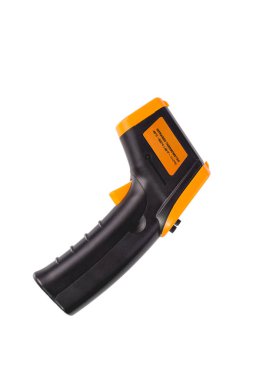 Sarı-siyah pirometre beyaz arka planda izole edilmiş. Temassız sıcaklık ölçümü için bir cihaz. Stüdyo fotoğrafı.