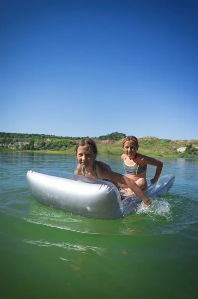 Deux Petites Filles Mignonnes Maillots Bain Nagent Sur Matelas Gonflable — Photo