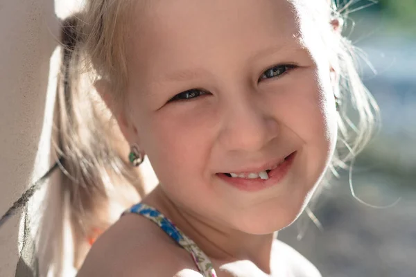 Retrato Uma Menina Com Dente Leite Oscilante — Fotografia de Stock