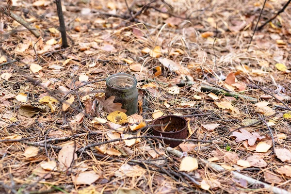 Vieja Lata Oxidada Frasco Vidrio Suelo Bosque Pinos Concepto Contaminación —  Fotos de Stock