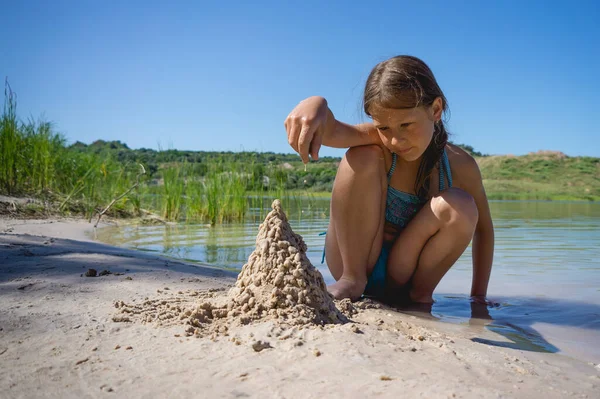 Liten Söt Flicka Baddräkt Bygger Ett Sandslott Vid Stranden Blå — Stockfoto