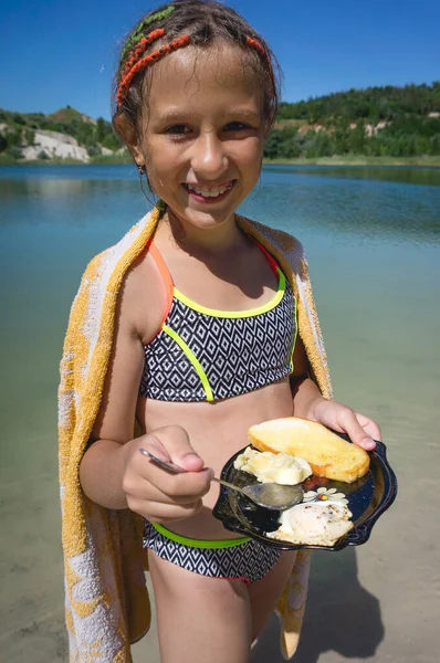 Uma Menina Fofa Está Comendo Seu Café Manhã Costa Lago — Fotografia de Stock