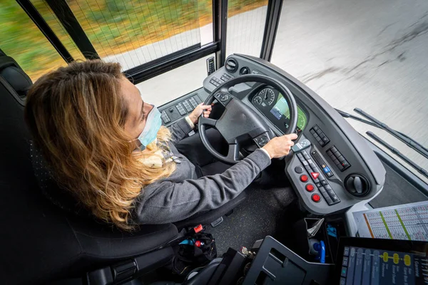 Uma Mulher Motorista Trabalho Com Sua Máscara — Fotografia de Stock