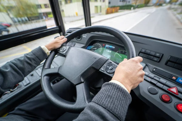 Ein Tag mit Busfahrerin bei der Arbeit — Stockbild Ein Tag Mit Busfahrerin Bei Der Arbeit — Stockfoto