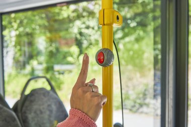 Şehir otobüsünde seyahat eden farklı bir kadının resimleri.