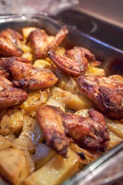 Tavuk yemeye ve tatmaya hazır.