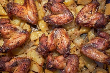 Tavuk yemeye ve tatmaya hazır.