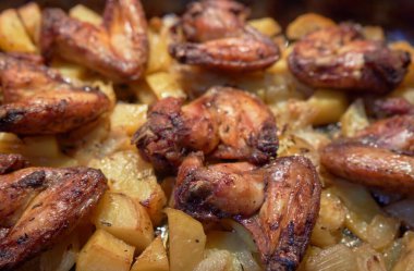 Tavuk yemeye ve tatmaya hazır.